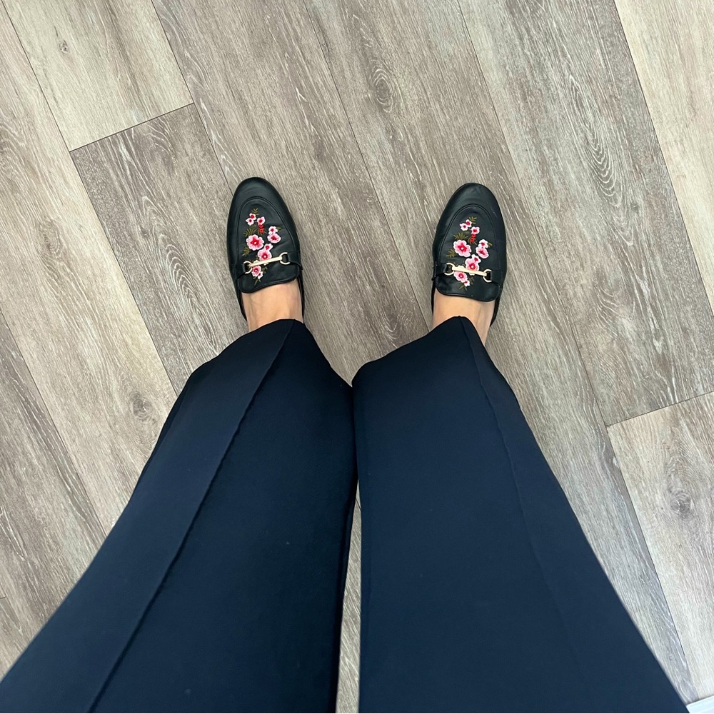 UNIONBAY - BLACK LEATHER BACKLESS FLAT/LOAFER WITH FLORAL PATTERN